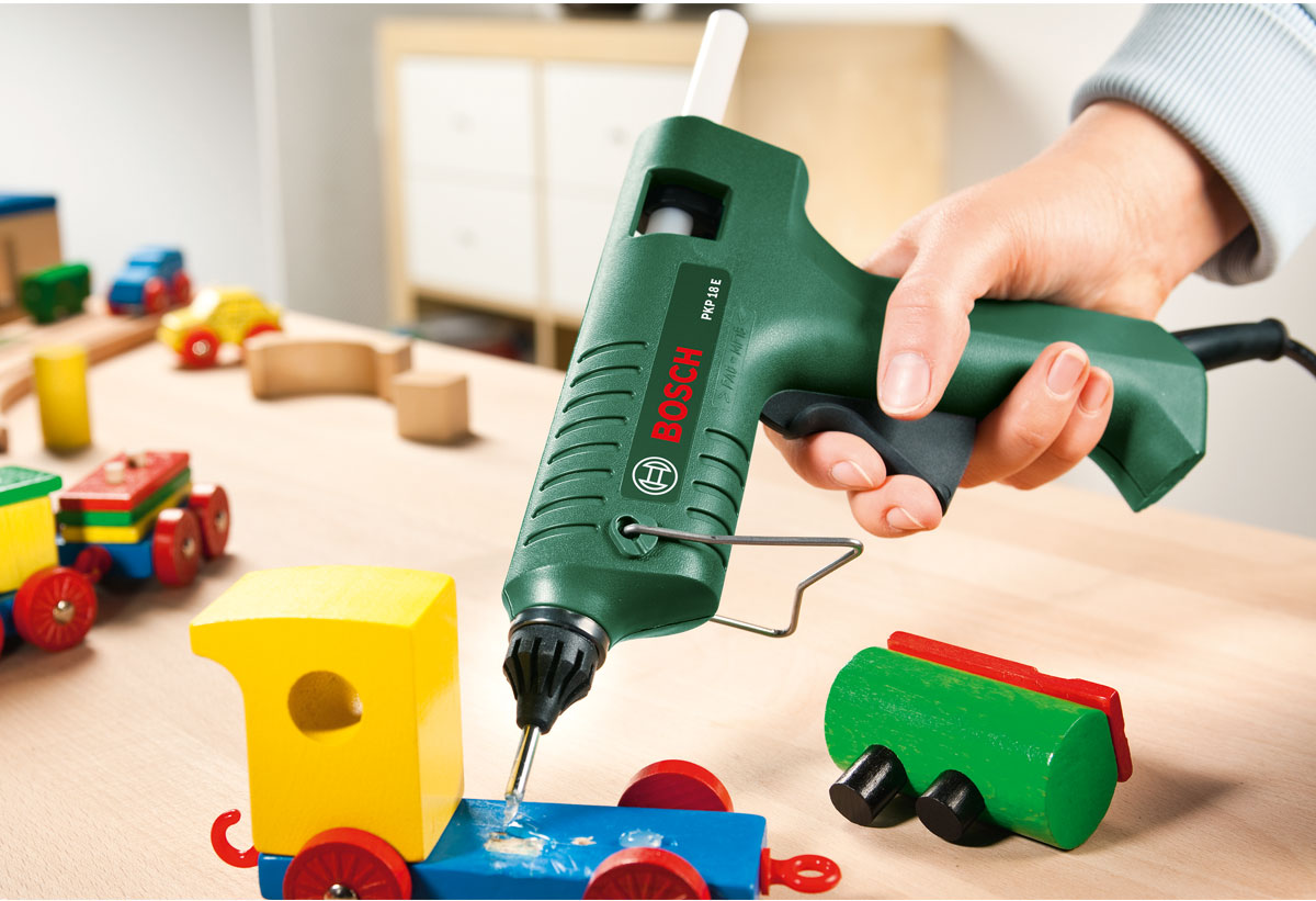 Απεικονίζεται το πιστόλι θερμοκόλλησης 